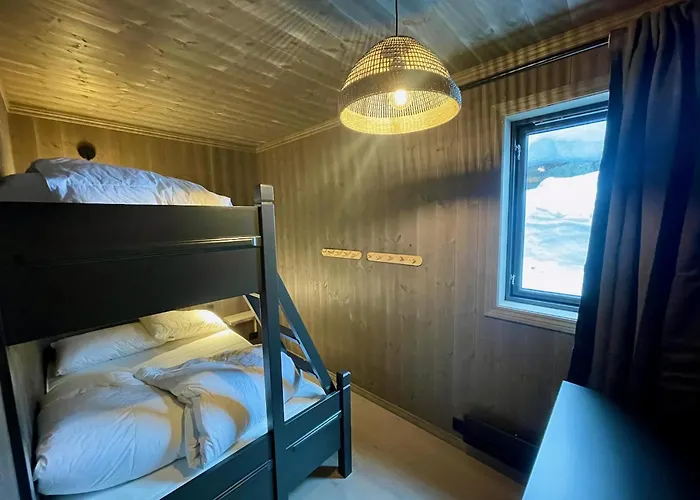 Semesterbostad Luxurious Cabin, 5 Bedrooms, Sauna Stunning View *