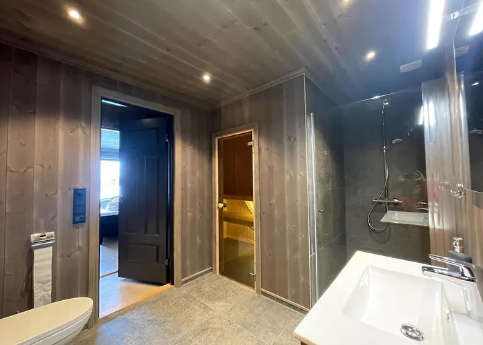 Semesterbostad Luxurious Cabin, 5 Bedrooms, Sauna Stunning View